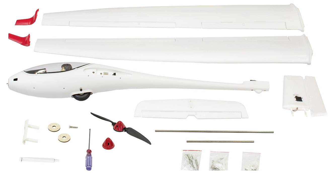 Un hélicoptère modèle démontée comprenant le fuselage, deux pales de rotor, une hélice, un tournevis et de petites pièces.