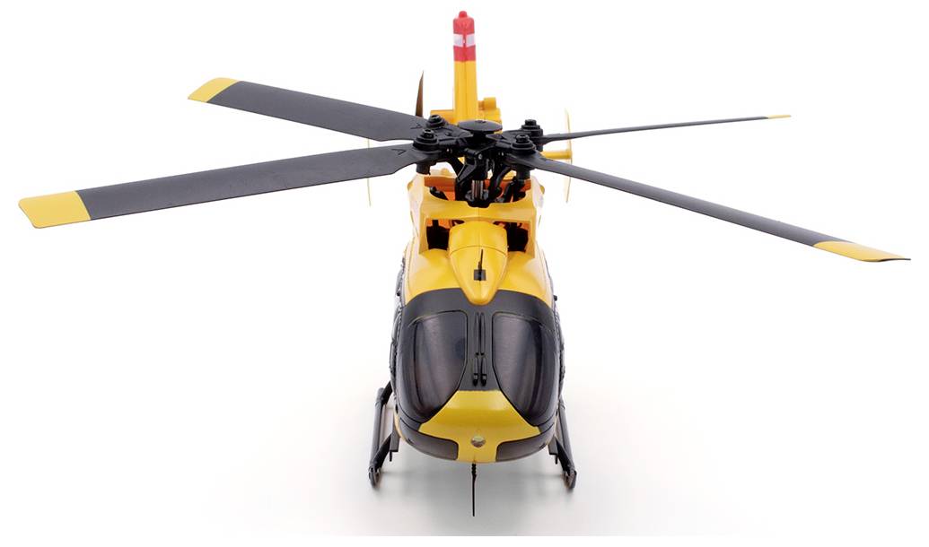 Hélicoptère de secours jaune, vue de face, prêt à voler avec ses pales de rotor en rotation, sur fond blanc.