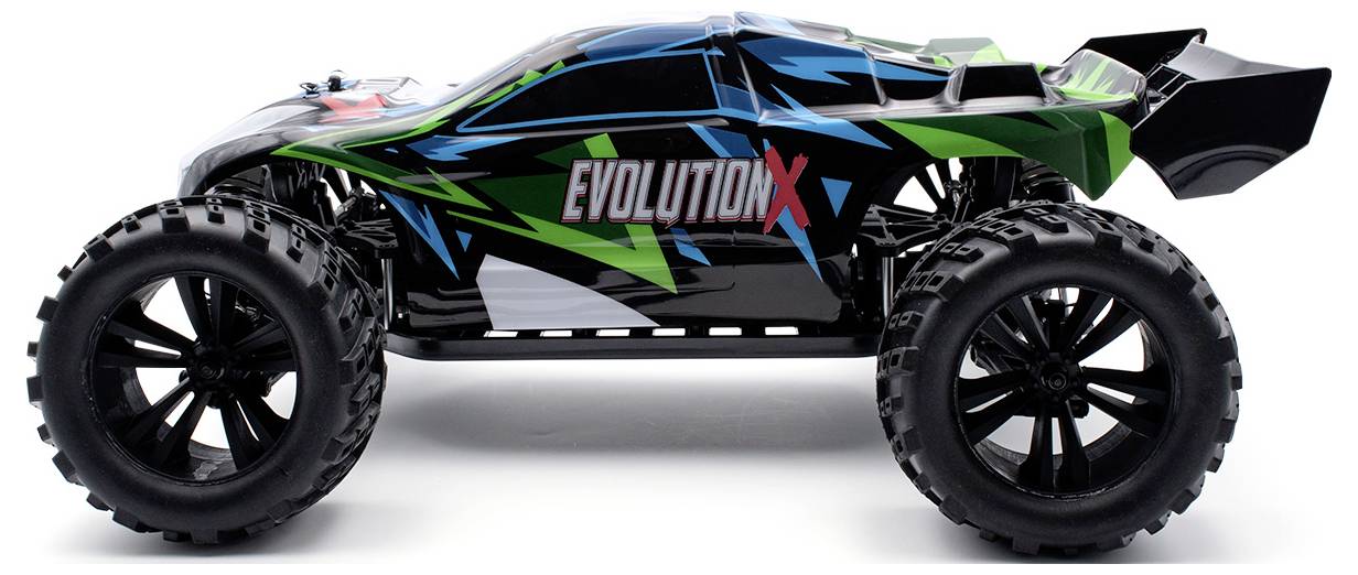 Une voiture télécommandée avec 'EVOLUTION X' inscrit sur le côté. Elle possède de grandes roues profilées et un design coloré en bleu, vert et noir.