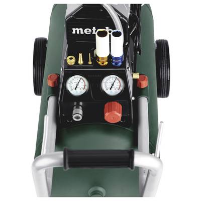 Compresseur Metabo, équipé de deux manomètres, de tuyaux et d'éléments de commande sur le dessus. Adapté pour une utilisation mobile.