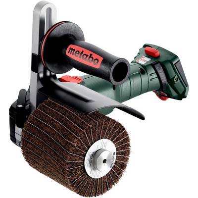 Outil électrique sans fil Metabo avec brosse cylindrique de ponçage montée et poignée latérale, présenté sur un fond blanc.