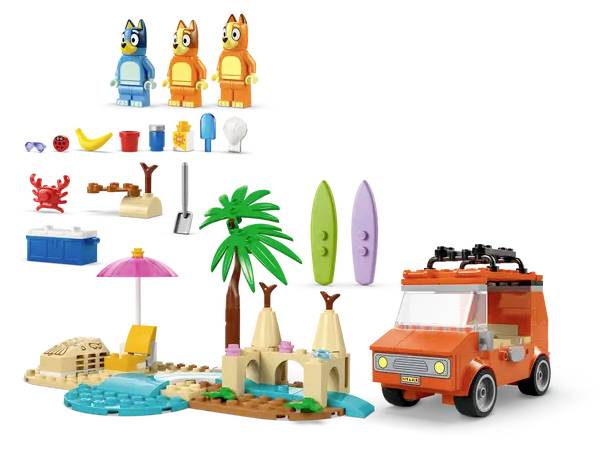Ensemble LEGO sur le thème de la plage avec trois personnages, un crabe, un palmier, un château de sable, des planches de surf et un véhicule orange avec un porte-bagages.