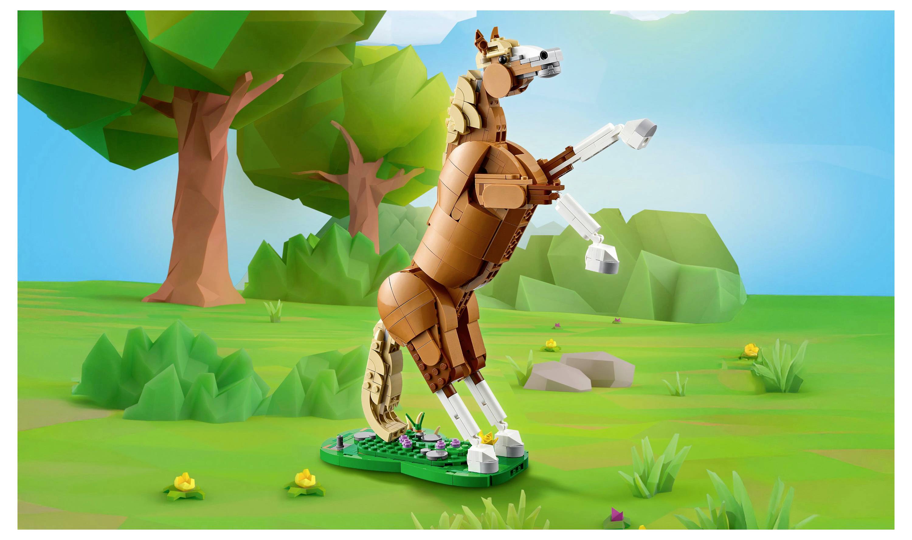 Un cheval jouet en briques emboîtables se cabre sur ses pattes arrières dans un paysage herbeux, parsemé d'arbres, sous un ciel bleu.