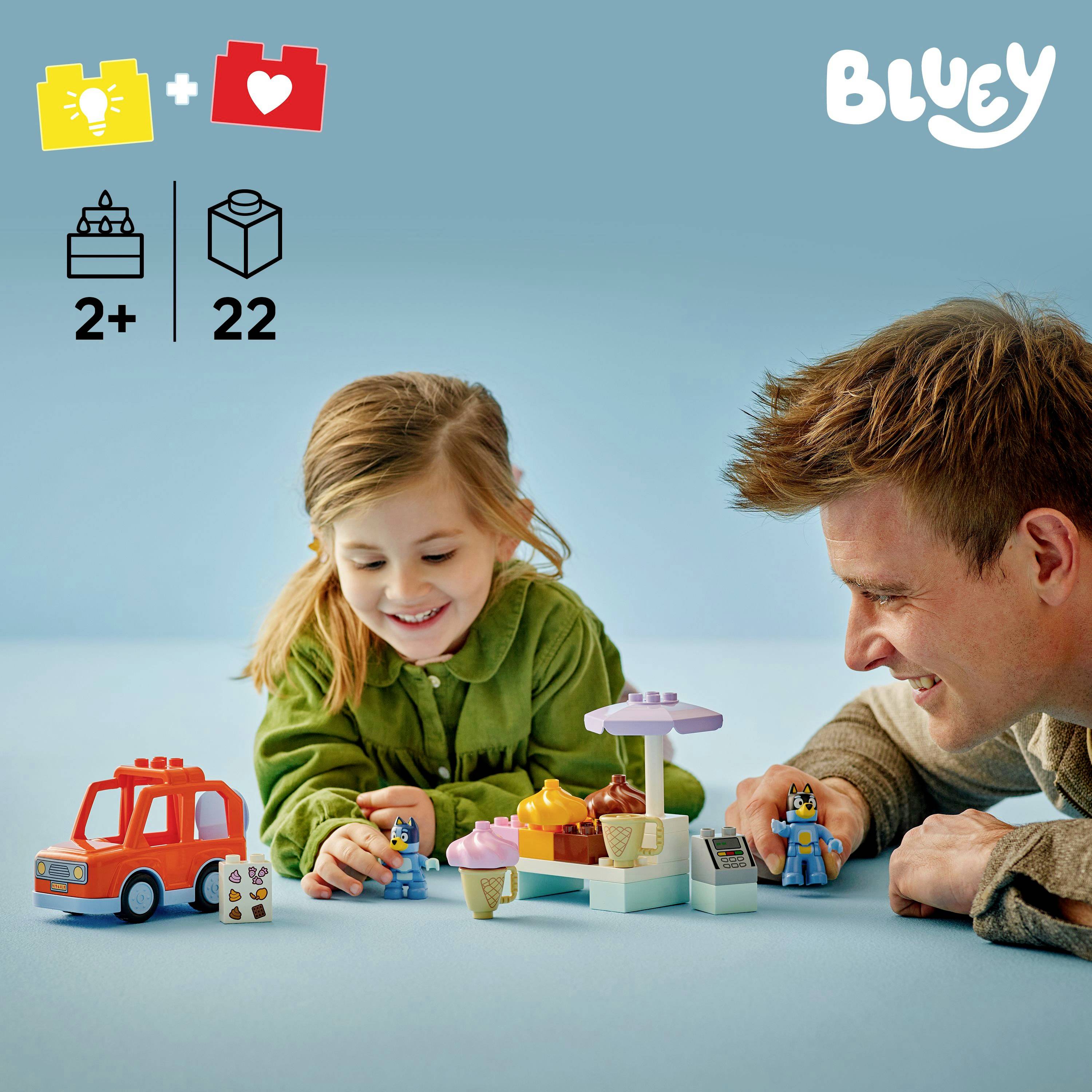 Un enfant et un adulte jouent avec des figurines et un ensemble de stand de crème glacée LEGO. '2+' et '22' suggèrent l'âge et le nombre de pièces. Logo 'Bluey' visible.