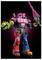 Une figurine de robot colorée construite à partir de blocs de construction ; elle présente une poitrine rose, un bras de dinosaure vert et une épée rose, se tenant sur un fond sombre.