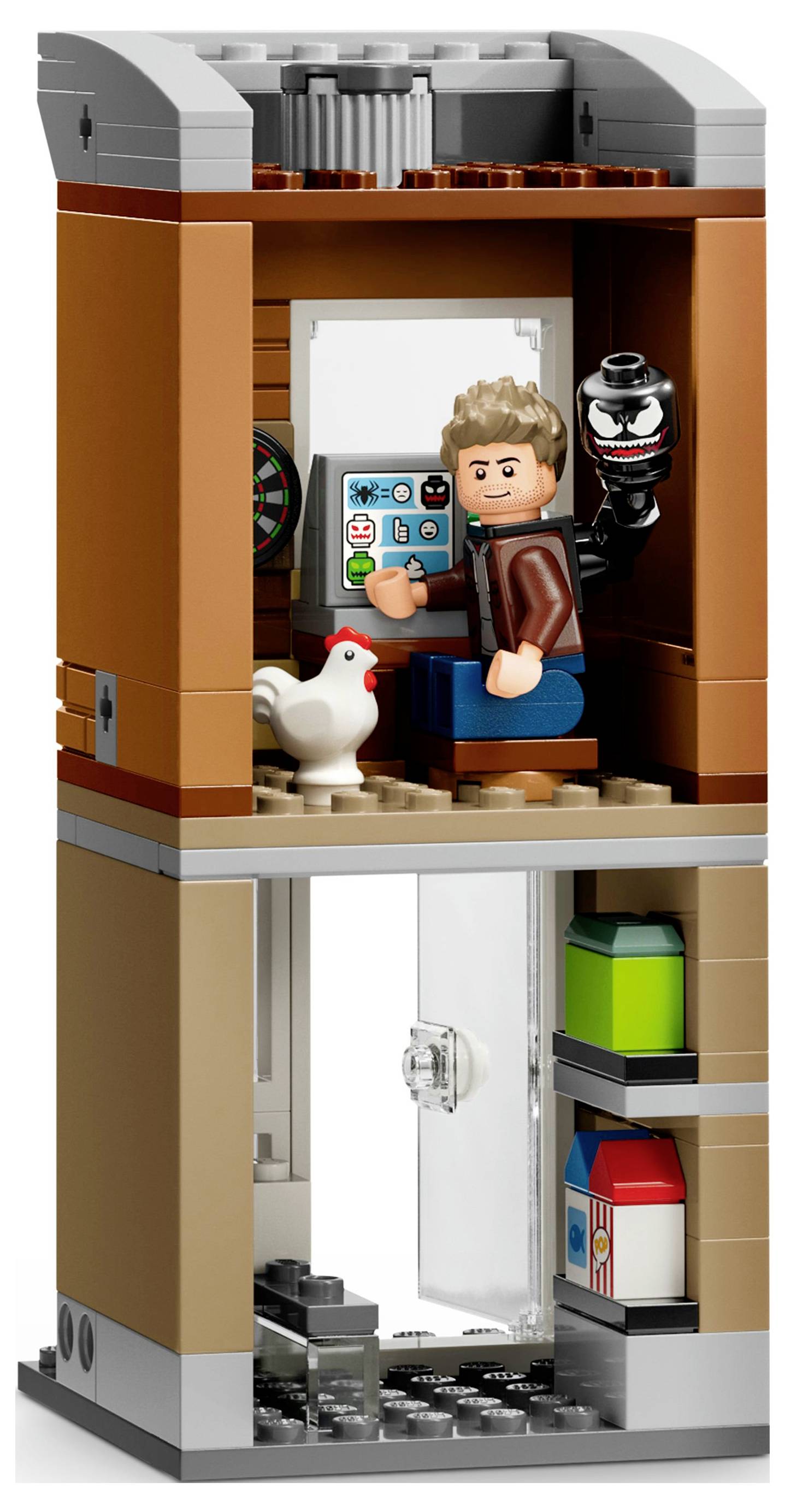 Une figurine LEGO est assise à l'intérieur d'une structure à deux niveaux, avec un poulet à côté d'elle et un fléchettes accroché au mur. Une figurine de chat LEGO se trouve à proximité.