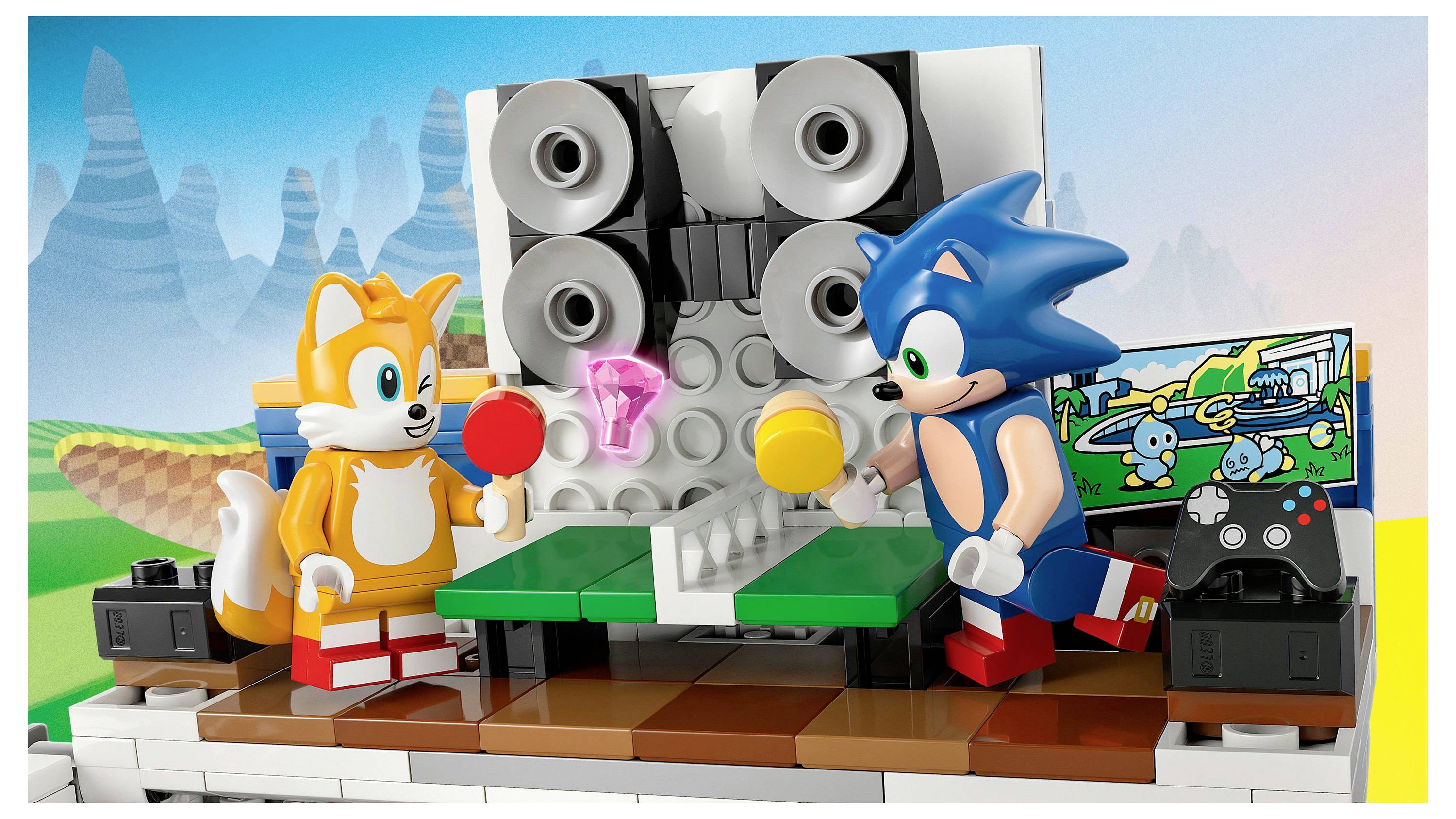 Deux figurines de jouets représentant des personnages jouent au tennis de table avec une console de jeu, un écran et des enceintes en arrière-plan dans un cadre coloré.