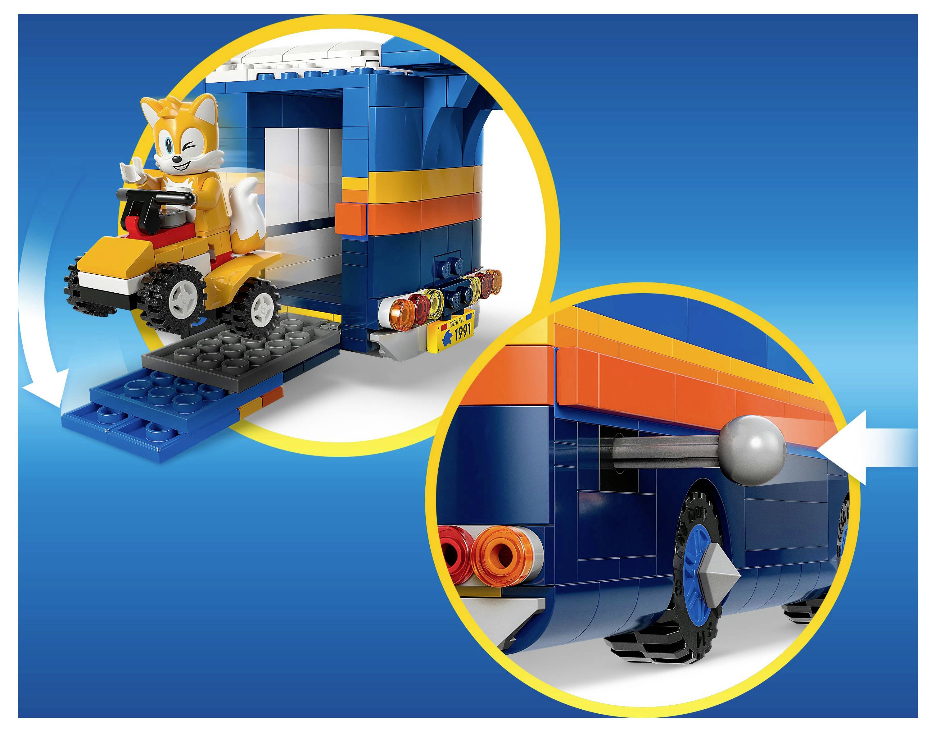 Image montrant un ensemble de construction de jouets avec un personnage sur un petit véhicule sortant d'un camion par une rampe, mettant en évidence un détail latéral du camion.