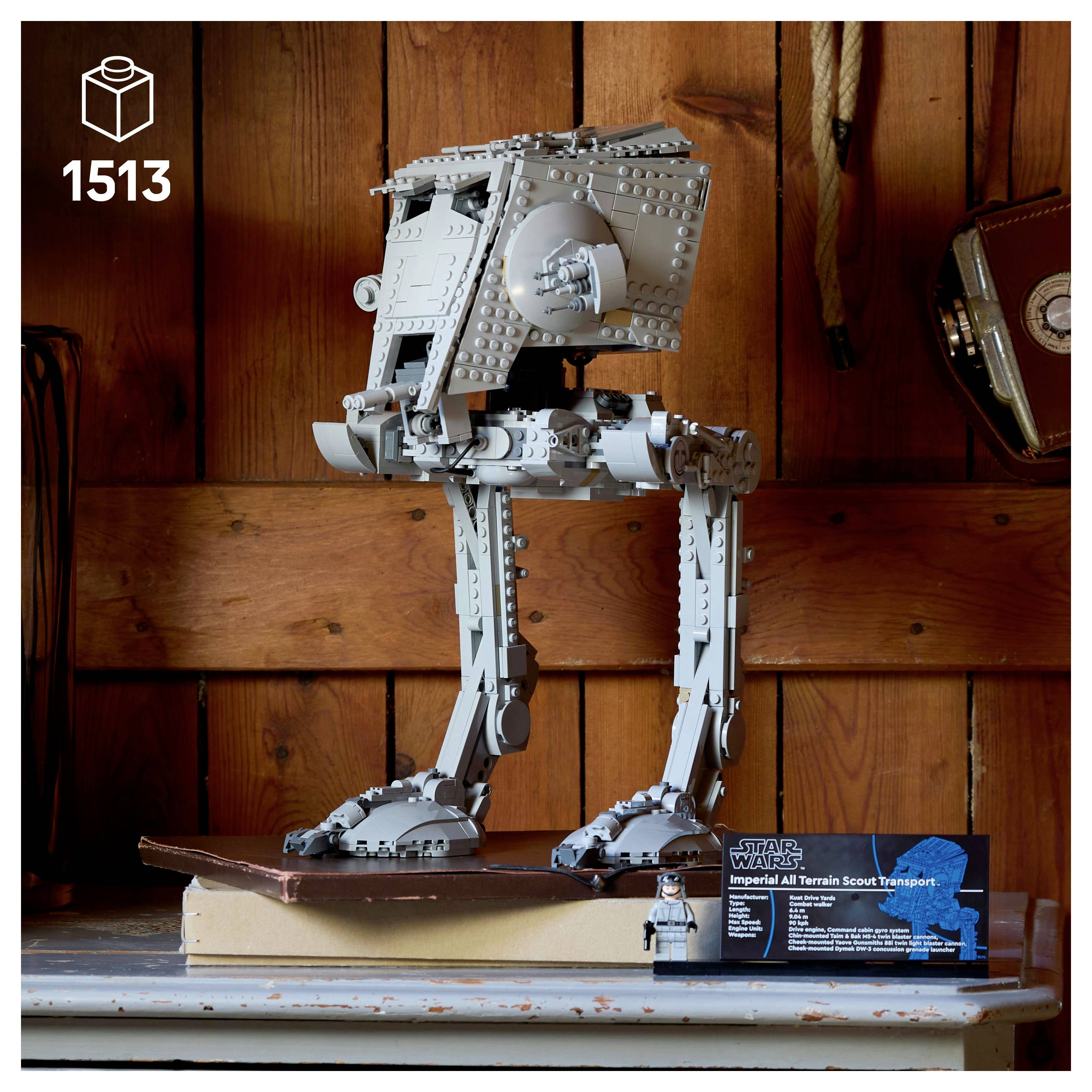 Un modèle détaillé d'un Transport Scout Tout-Terrain Impérial de Star Wars, présenté sur un livre avec une plaque nominative et une figurine miniature.