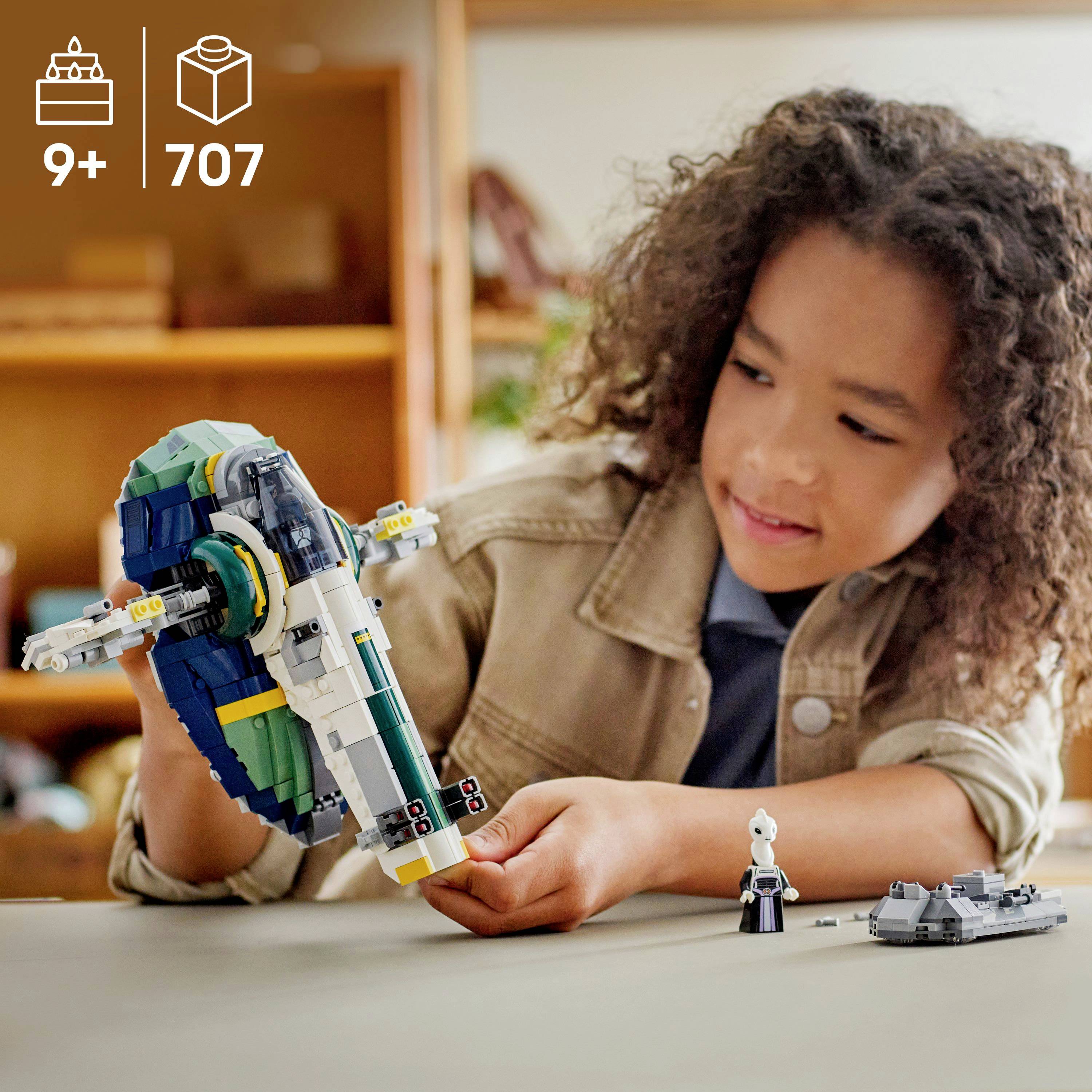Un enfant souriant pendant l'assemblage d'un ensemble de jouet de vaisseau spatial, avec un vaisseau spatial et deux petites figurines. Le texte indique un âge recommandé de 9+ et 707 pièces.