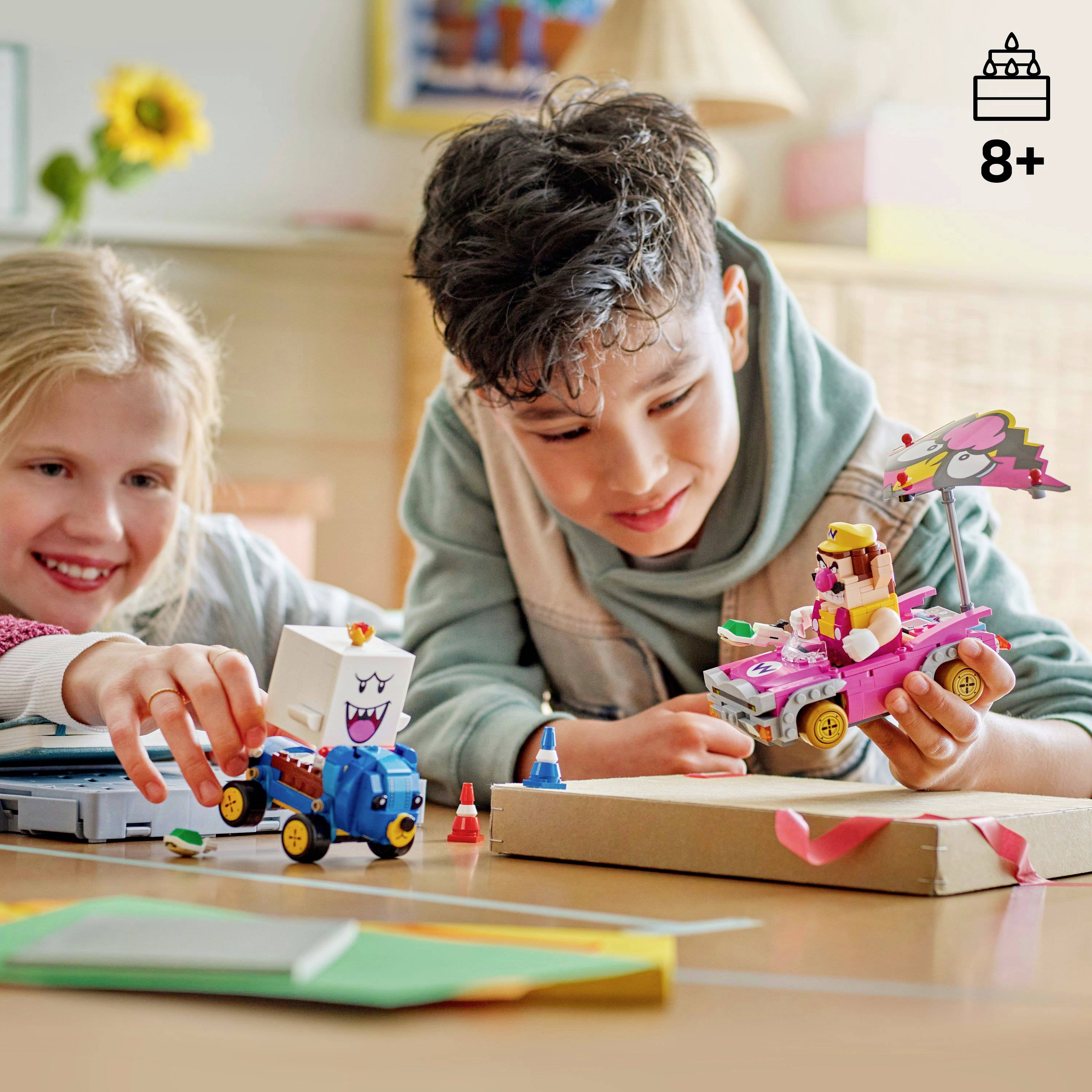 Des enfants jouant joyeusement avec des blocs de construction colorés, assemblant des véhicules jouets sur une table, entourés de fournitures de bricolage et d'un dessin.