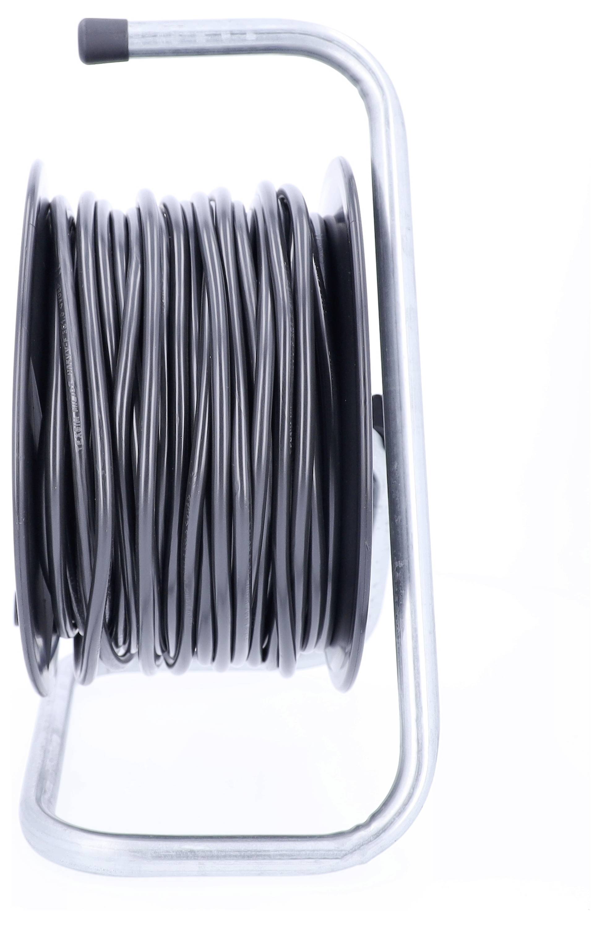 Une bobine métallique de câble avec un câble noir enroulé, se tenant verticalement.