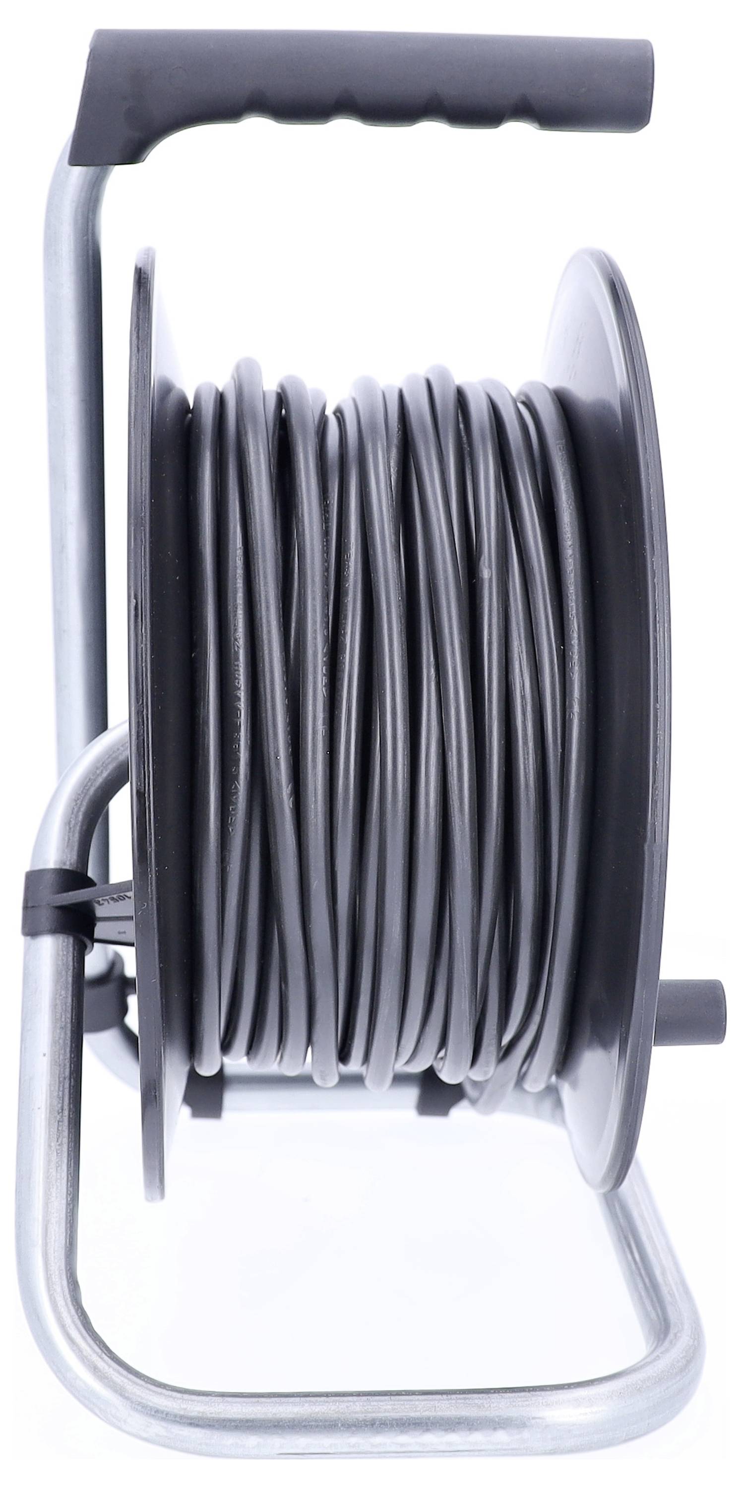 Un tambour de câble noir avec une poignée et un châssis argenté, contenant un long câble enroulé.