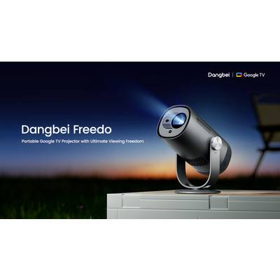 Projecteur portable Dangbei Freedo émettant une lumière bleue. Un ciel nocturne flou en arrière-plan. Positionné sur une table.