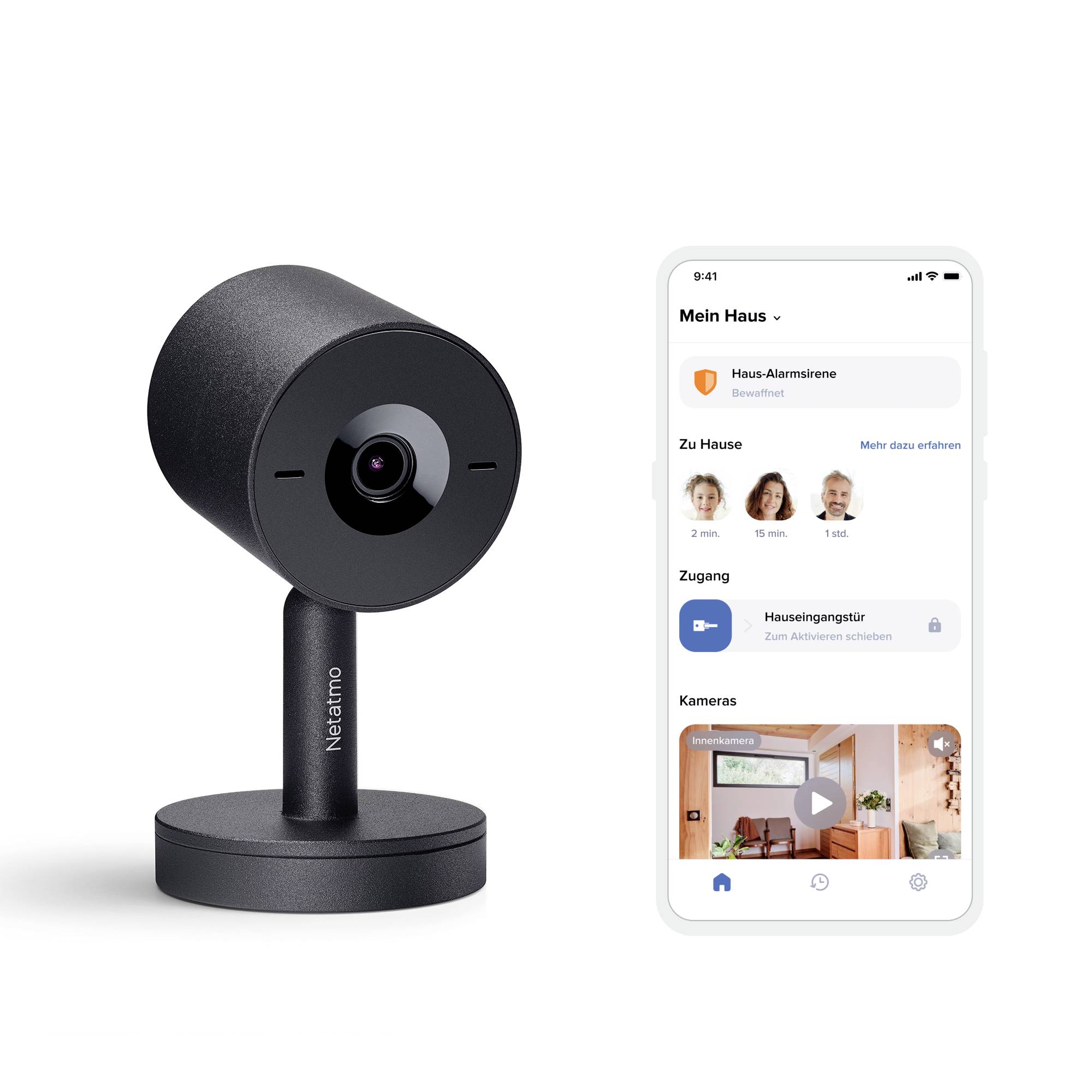 Caméra de sécurité Netatmo à côté d'un smartphone avec l'application ouverte, affichant le contrôle de la caméra et les alertes de la maison.