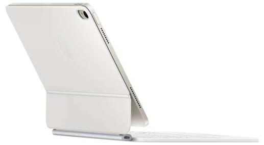 Une tablette avec une housse de clavier amovible de couleur claire, posée sur une table. L'appareil est visible en angle arrière.