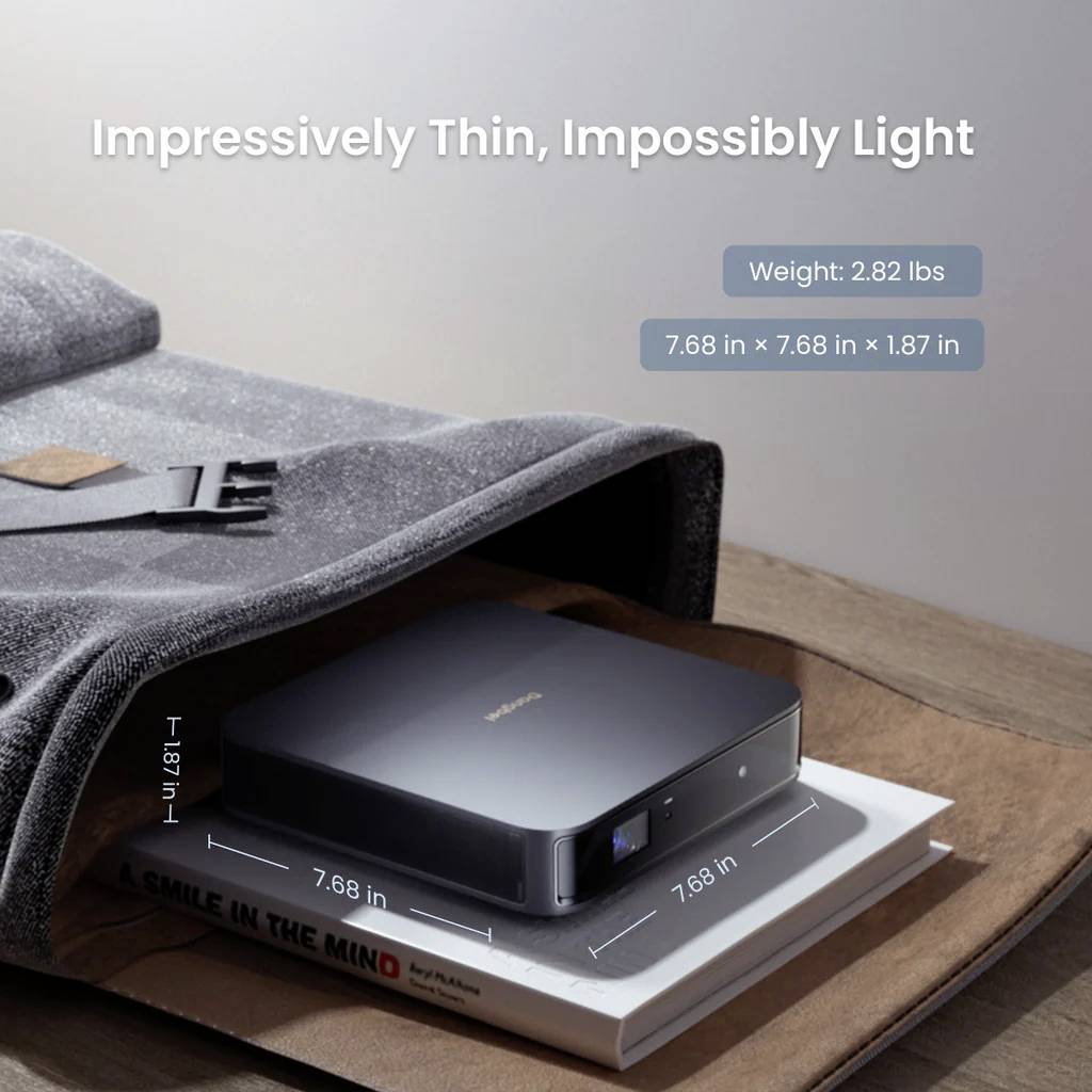 Un projecteur portable est posé sur un sac. Le texte décrit les dimensions : 7,68 x 7,68 x 1,87 pouces et le poids : 2,82 livres.