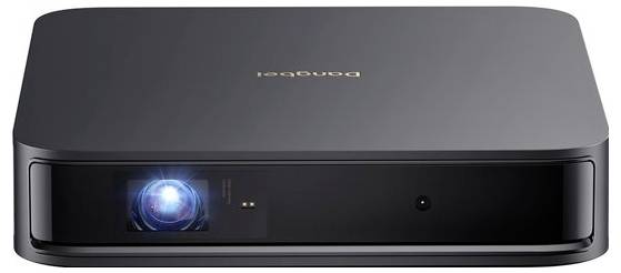 Un projecteur noir compact vu de face, avec un objectif lumineux. Idéal pour un home cinéma ou des présentations.