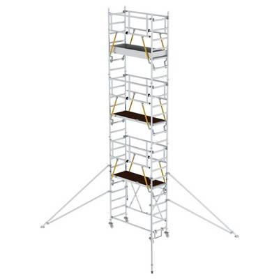 Un échafaudage haut de plusieurs étages, composé de quatre niveaux et de contrefiches. Il semble stable et adapté aux travaux de construction.