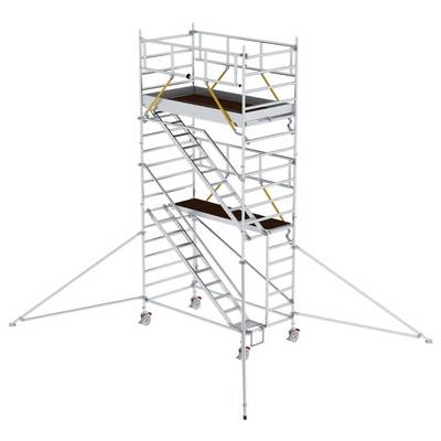 Un échafaudage mobile avec un escalier d'accès, trois niveaux et quatre stabilisateurs. Idéal pour travailler en toute sécurité en hauteur.