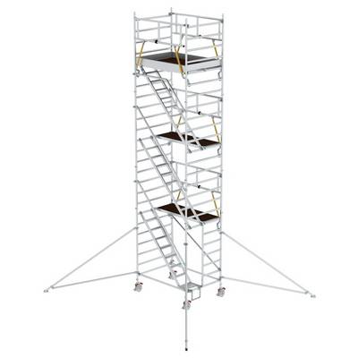 Un échafaudage complexe à plusieurs niveaux et avec des escaliers, utilisé pour des travaux de construction et de réparation en hauteur, est installé de manière autonome sur des supports.