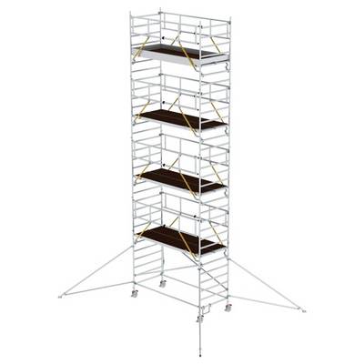 Un échafaudage haut et multi-niveaux avec quatre plateformes, sécurisé par des garde-corps et des supports diagonaux, monté sur roulettes pour plus de mobilité.