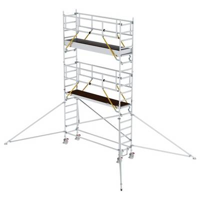 Un échafaudage mobile avec deux plateformes, sécurisé des deux côtés par des garde-corps. Des pieds de support et des roues sont installés en bas.