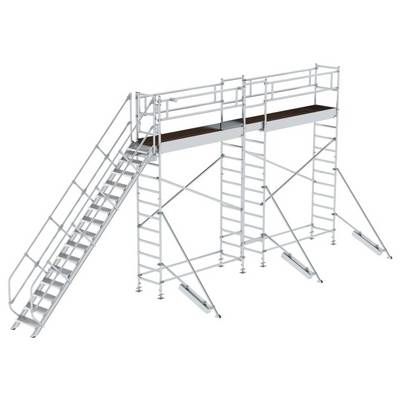 Système d'échafaudage métallique avec escaliers et plateforme. Stable pour les travaux de construction, équipé de garde-corps et de supports de renfort pour la sécurité.