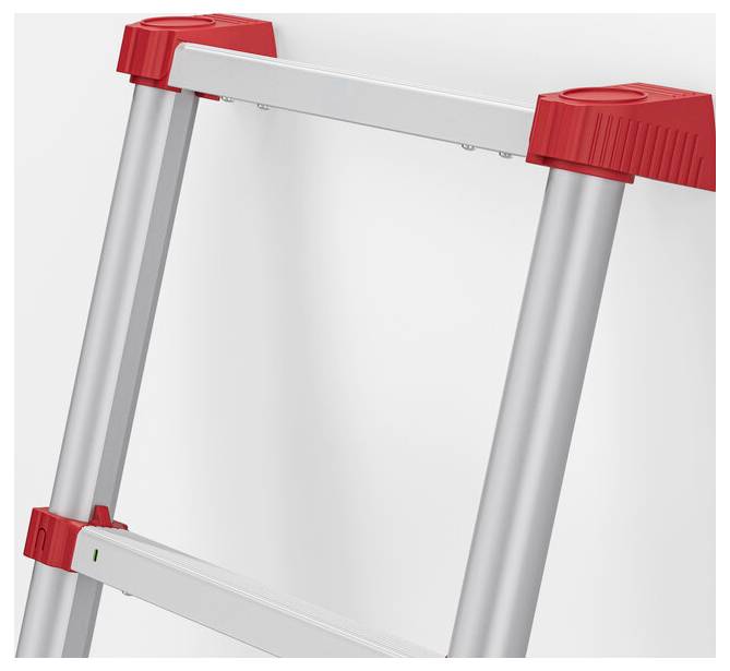Une échelle en aluminium appuyée contre un mur blanc, avec des embouts de protection en plastique rouge aux extrémités des marches pour assurer la stabilité.