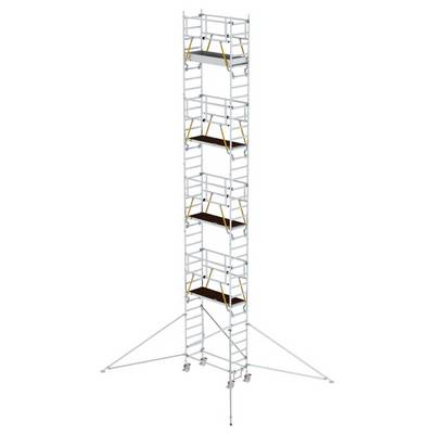 Une tour d'échafaudage haute et multiplateforme, équipée de plateformes et de stabilisateurs, utilisée pour des travaux en hauteur.