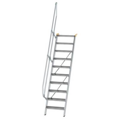Un escalier métallique gris, raide, avec des rampes des deux côtés. Il comporte dix marches et mène vers le haut.