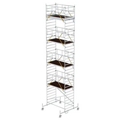 Un échafaudage haut, multi-niveaux avec des planches et des garde-corps, monté sur roulettes, adapté aux travaux en hauteur.
