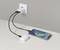 Un téléphone et des écouteurs sans fil se chargeant sur un comptoir à l'aide d'un adaptateur secteur double USB ; l'écran du téléphone affiche un symbole de charge.