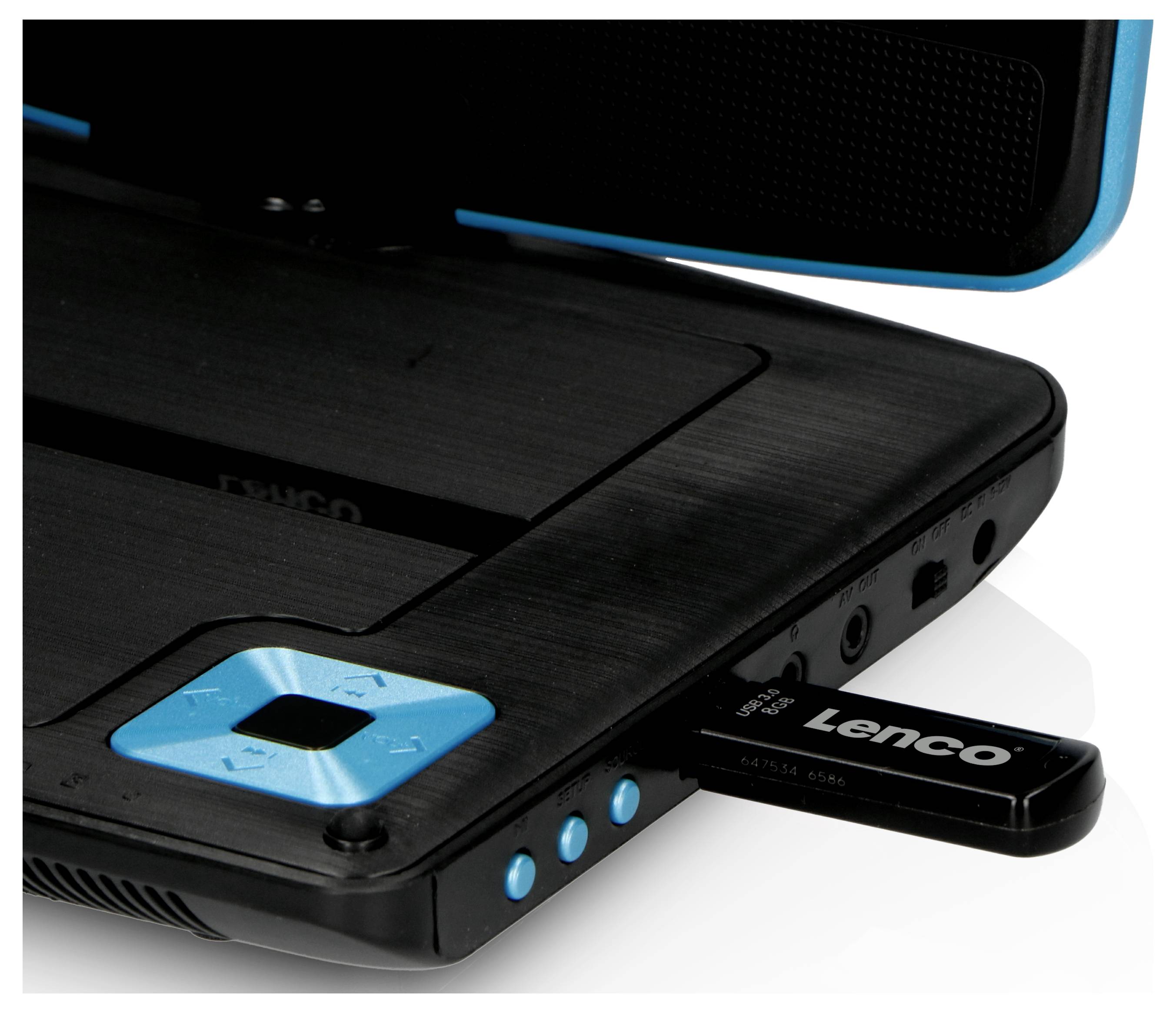 Une clé USB insérée dans un appareil électronique noir avec des touches bleues. Nom de la marque visible sur la clé.