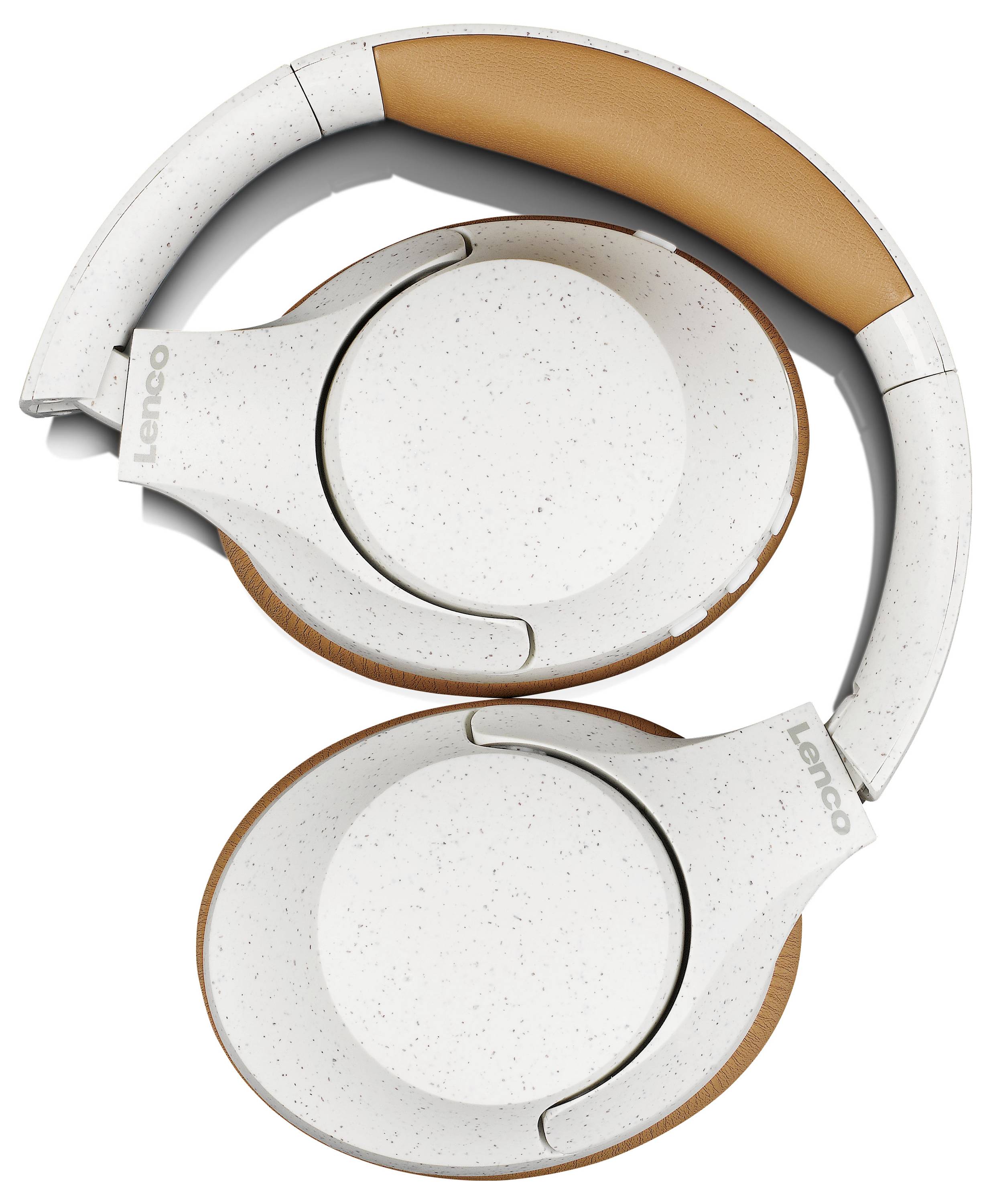 Casque audio blanc supra-auriculaire avec des touches grises mouchetées et des détails en cuir marron, plié à plat, avec la marque de design 'Lenco' visible.