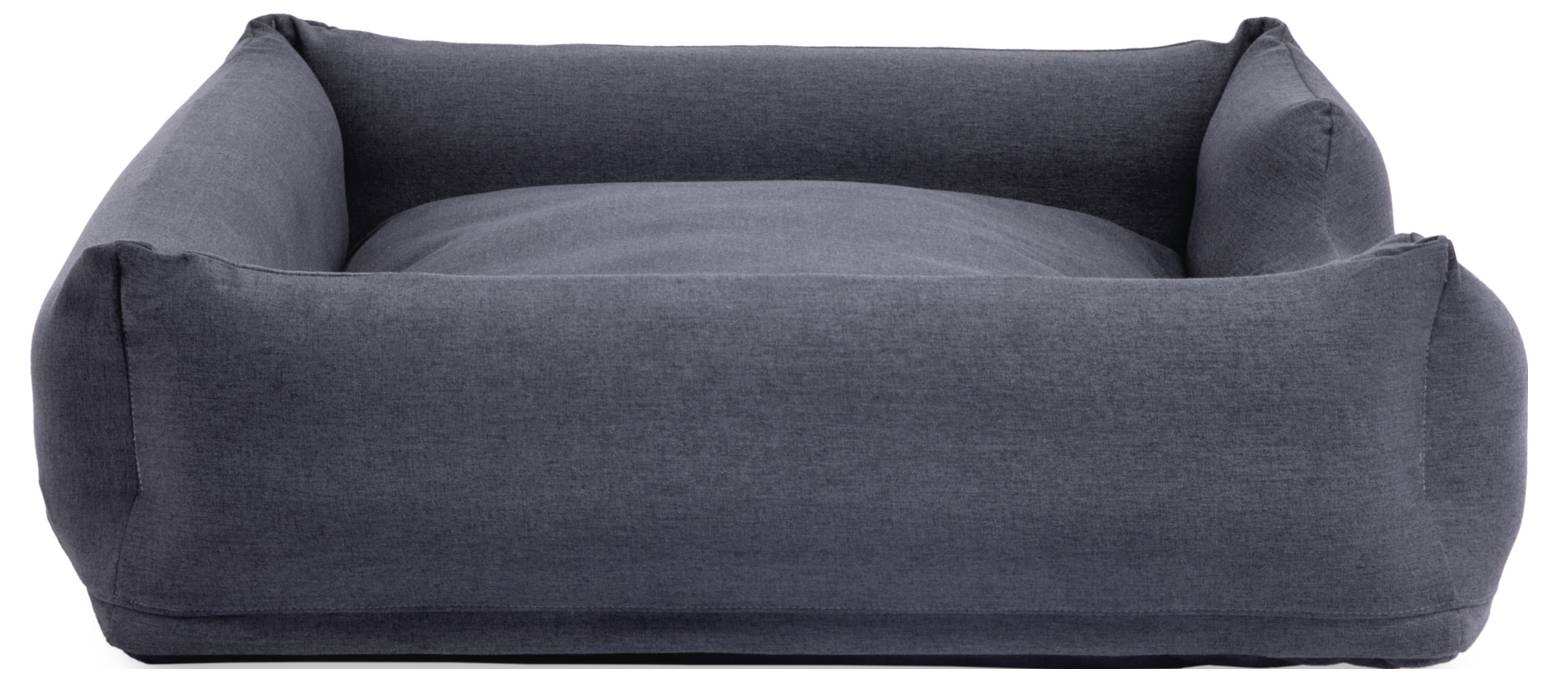 Un lit pour chien rectangulaire gris foncé avec des parois latérales rembourrées et hautes, et une surface de couchage plate au centre.