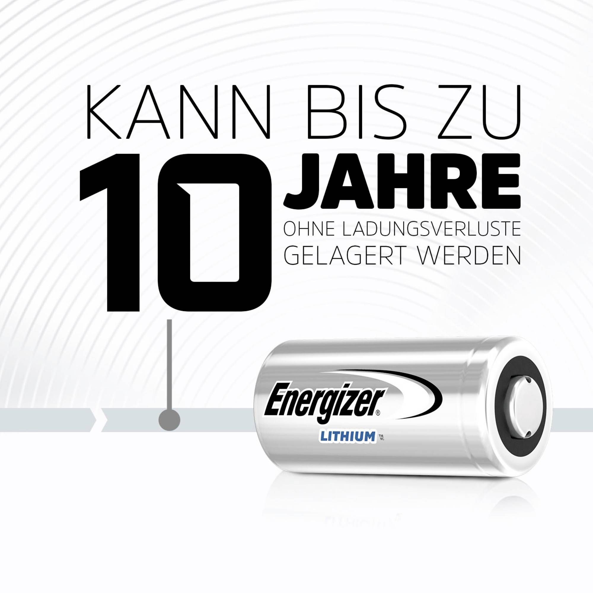Une pile Energizer au lithium argentée portant l'inscription 'Peut être stockée jusqu'à 10 ans sans perte de charge'.