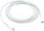 Un câble blanc USB-C vers Lightning est disposé en spirale sur une surface blanche.