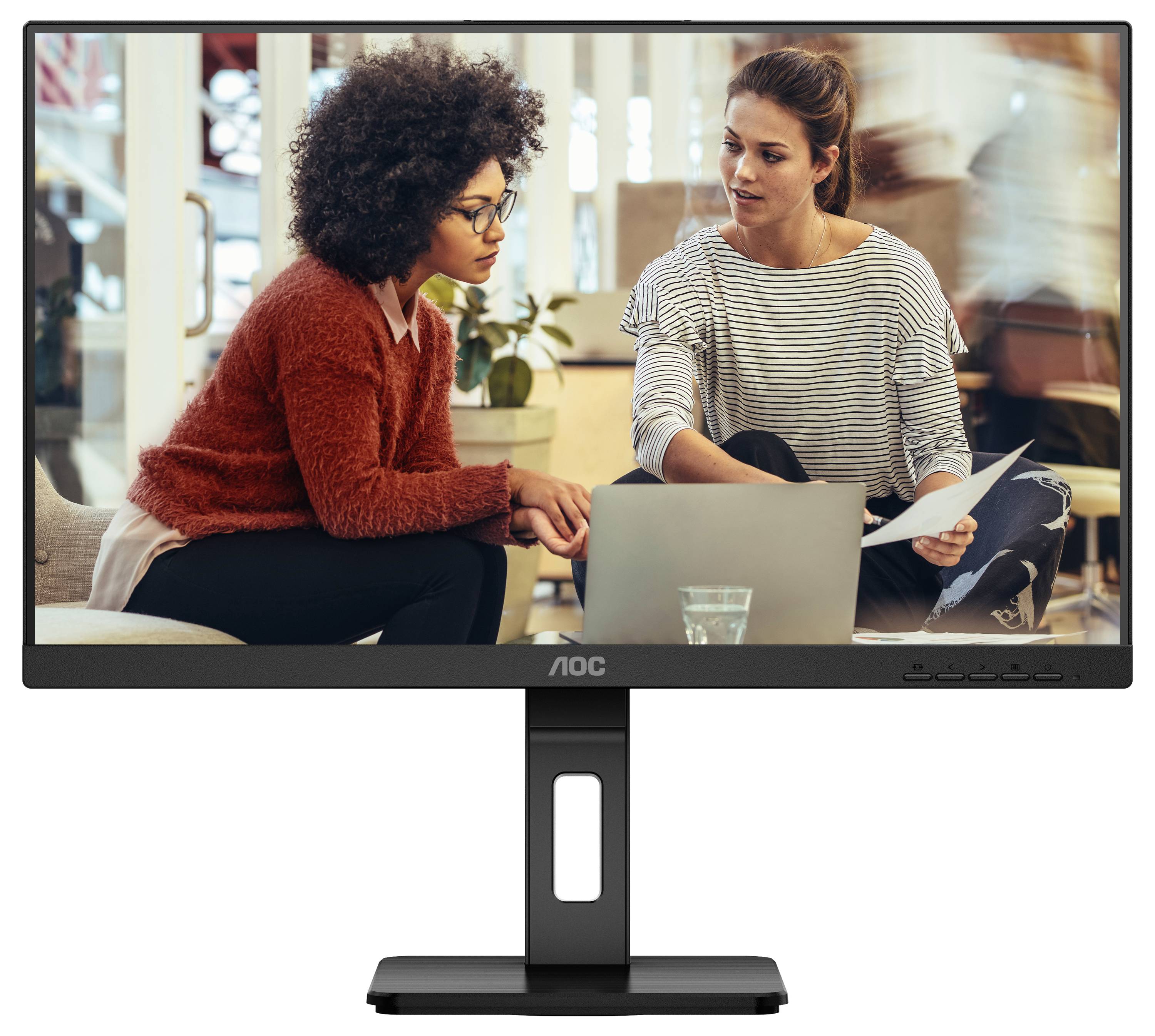 Deux personnes sont assises dans un bureau moderne, discutant d'un document sur un ordinateur portable. Une plante est posée sur la table.