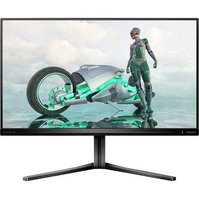 Image futuriste d'un motard en costume à côté d'une moto futuriste, se reflétant sur une surface brillante.