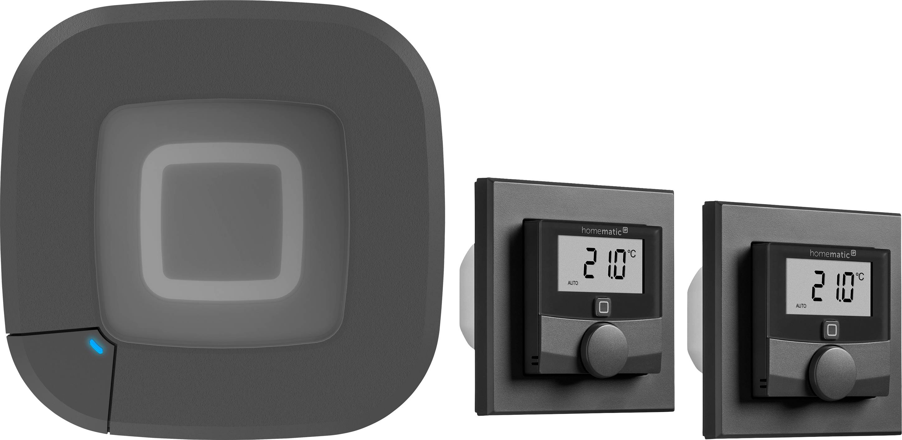Un système de thermostat intelligent, avec un hub sur la gauche doté d'un indicateur lumineux et deux thermostats numériques affichant '21°C' sur la droite.