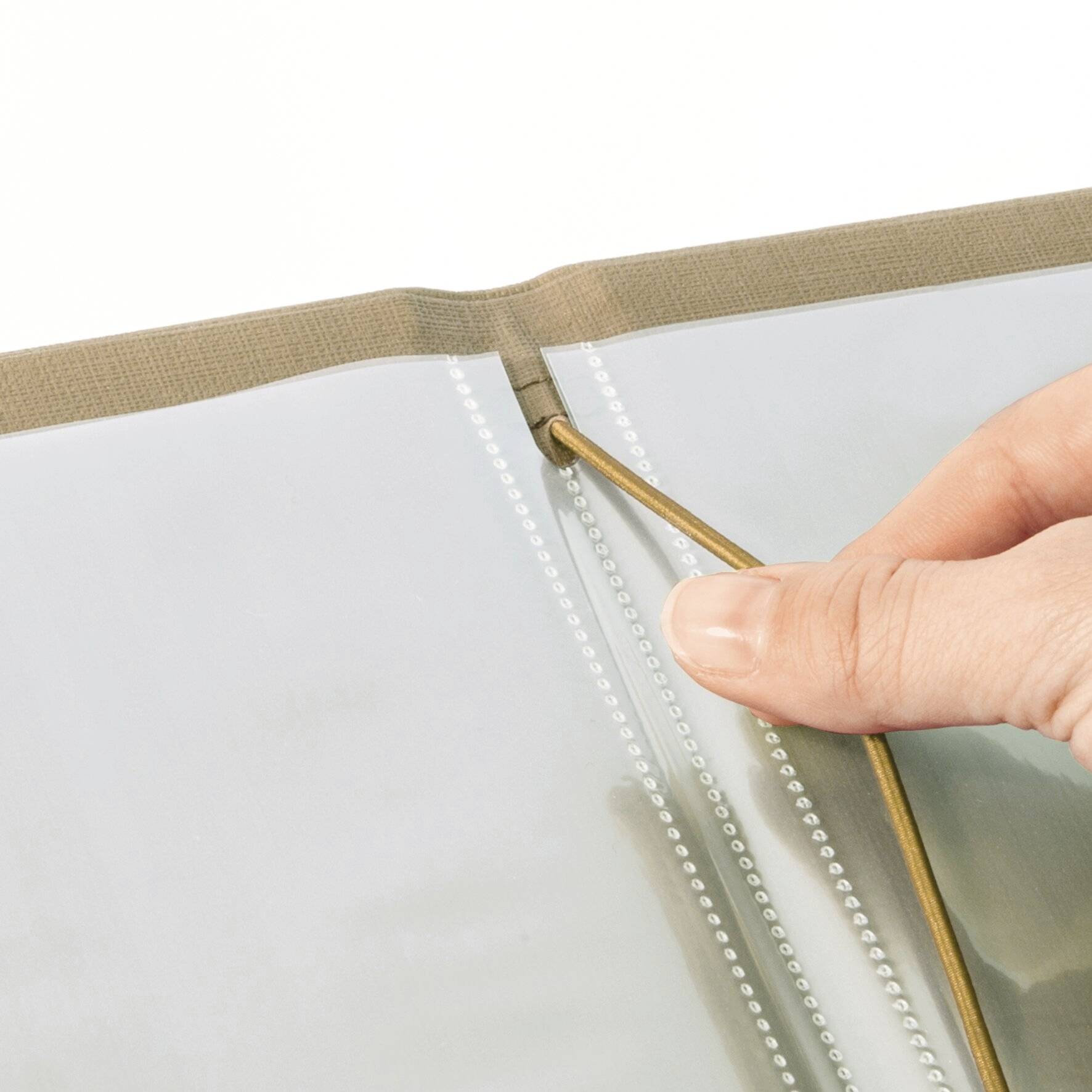 Une main ouvre un dossier gris à pochette transparente.