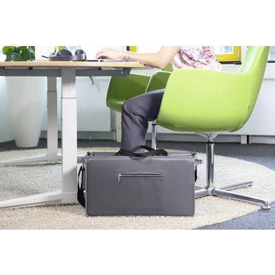 Une personne est assise à un bureau sur une chaise verte. Devant elle, une sacoche grise fermée est posée au sol.