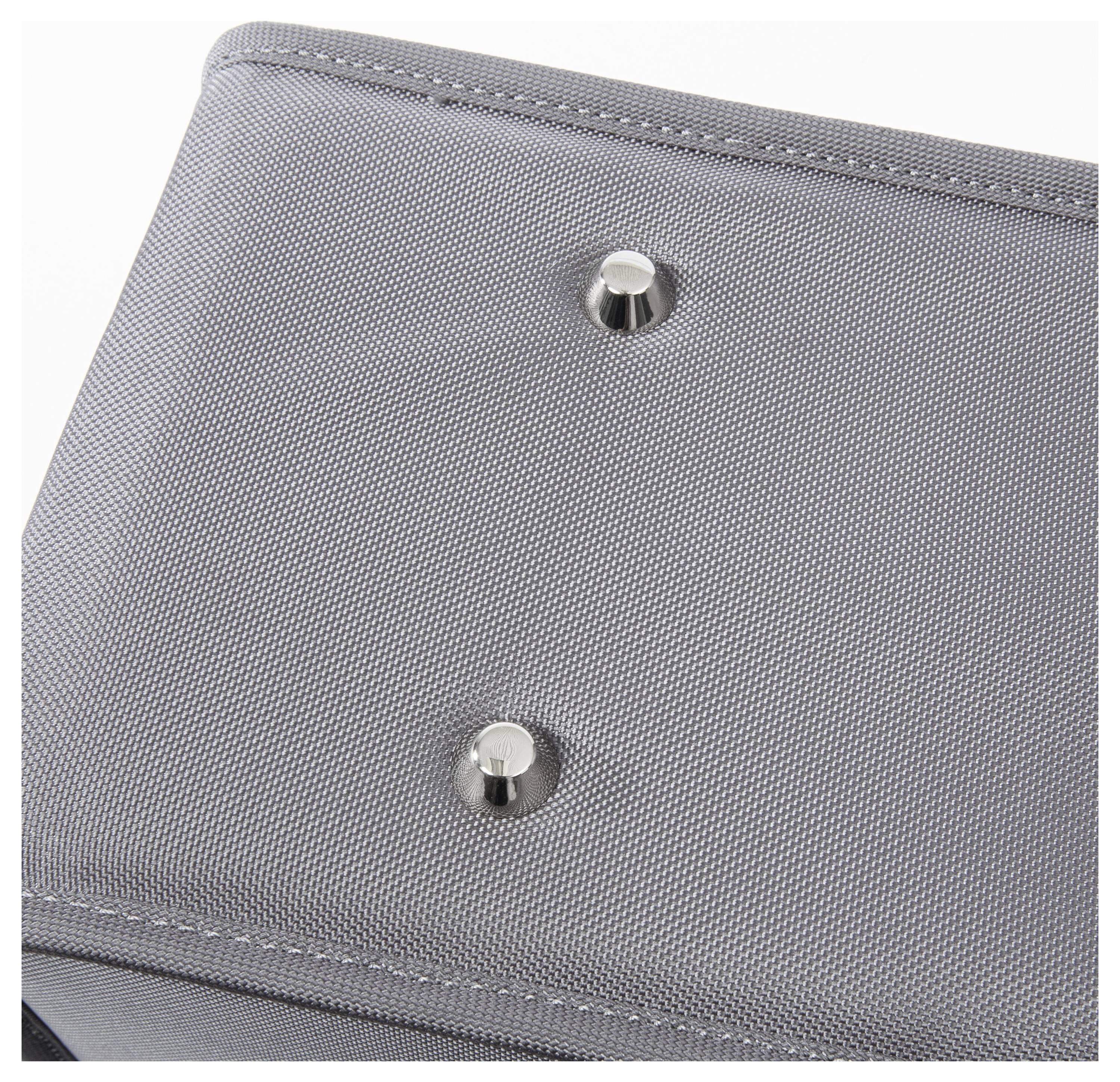 Un sac en tissu gris avec deux rivets argentés et ronds sur le devant.