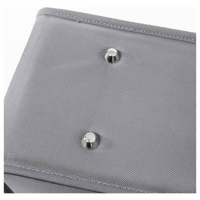 Un sac en tissu gris avec deux rivets argentés et ronds sur le devant.