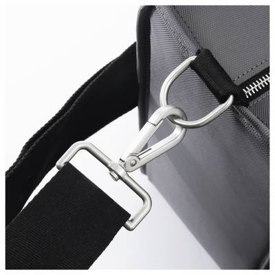 Un sac noir équipé d'un mousqueton métallique fixé à une bandoulière robuste et réglable.