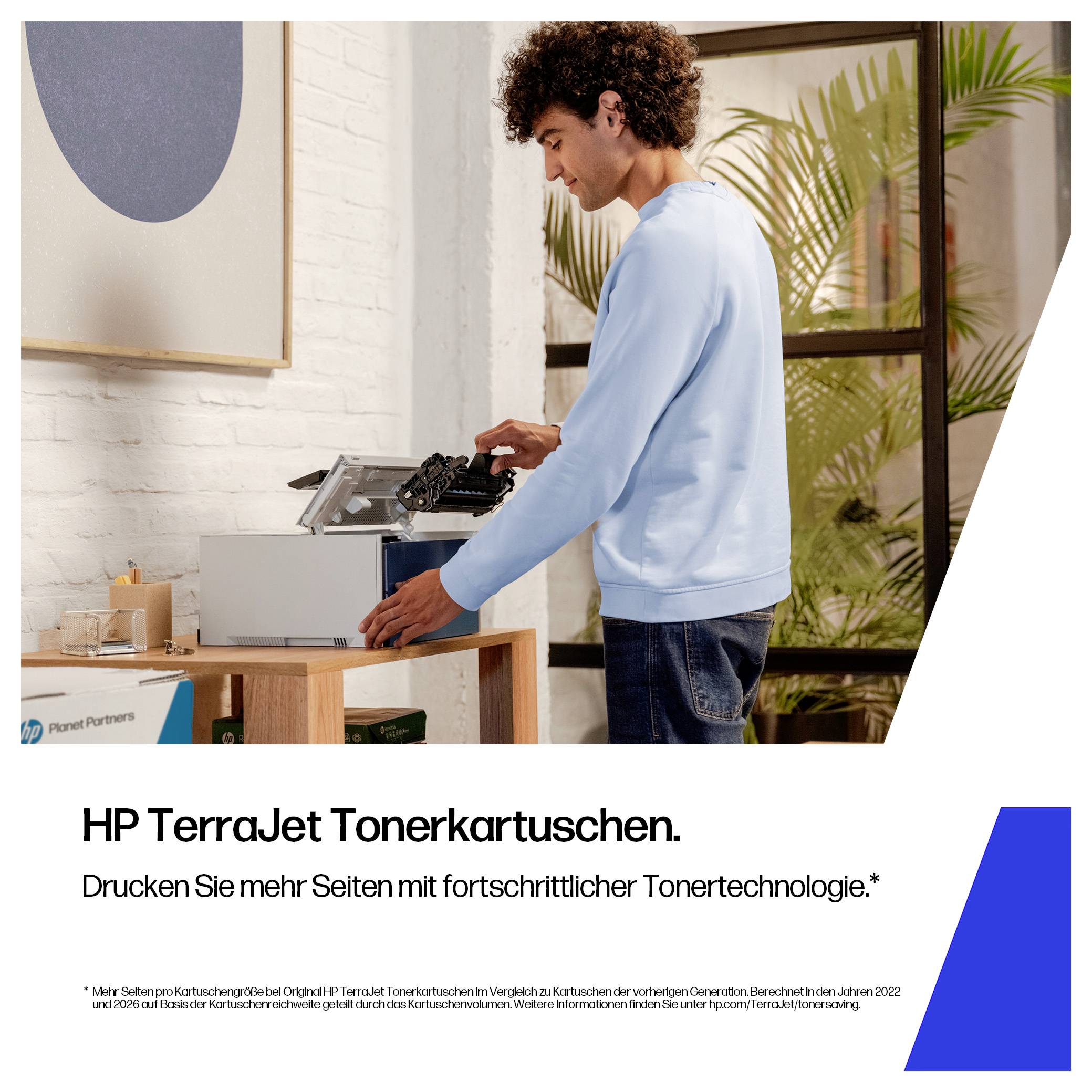 Un homme ouvre une imprimante HP pour remplacer une cartouche de toner, avec un texte publicitaire en allemand : « Cartouches de toner HP TerraJet » et « Imprimez plus de pages avec la technologie de toner avancée ».