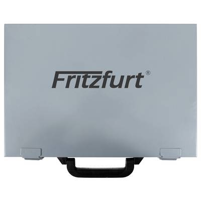 Une valise grise avec une poignée noire, portant l'inscription « Fritzfurt » en lettres grasses sur le devant.