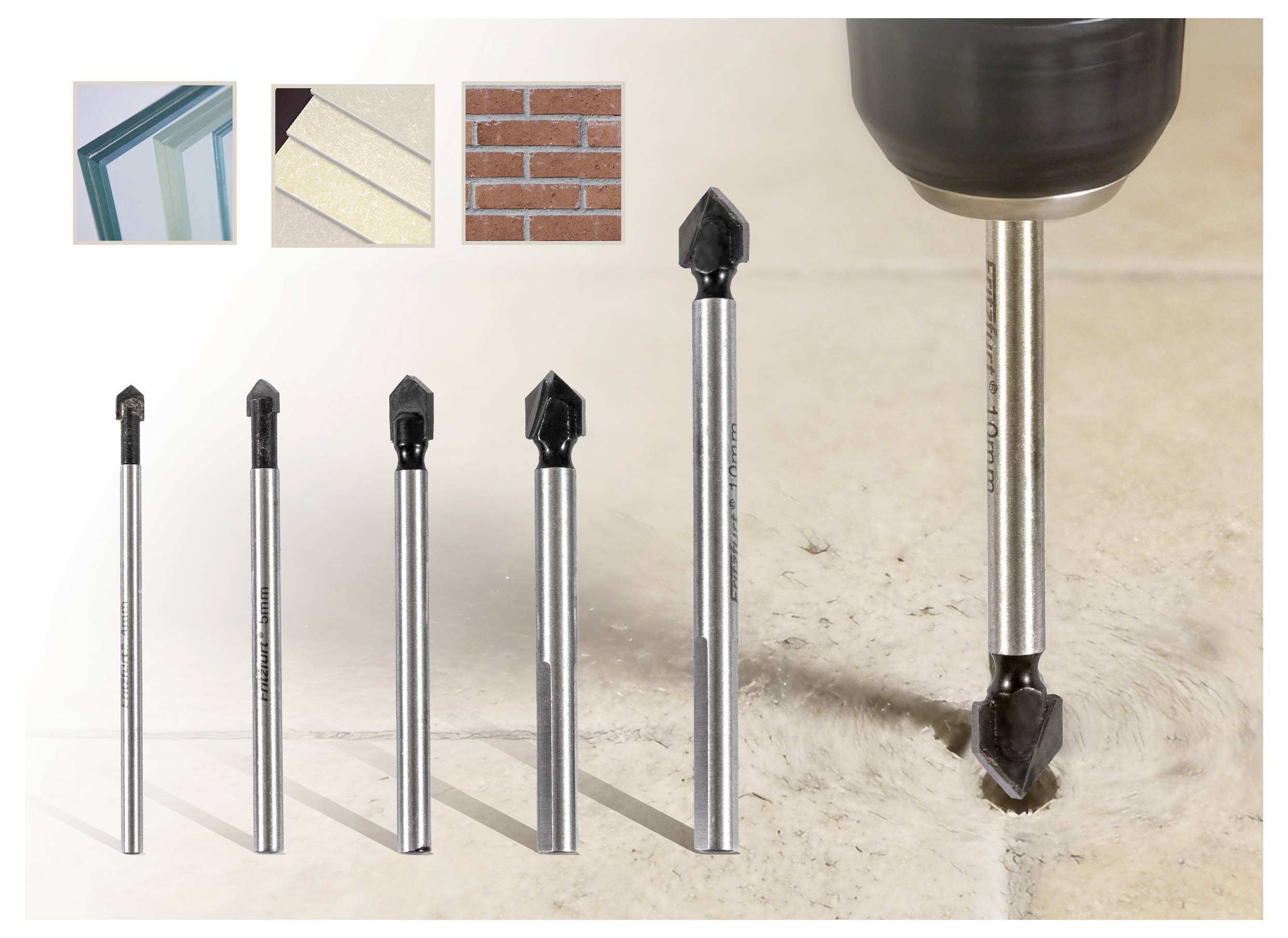 Mèches de perceuse pour verre, carrelage et maçonnerie avec cinq tailles représentées. Une mèche de perceuse en action sur du carrelage à droite, démontrant son utilisation et sa polyvalence.