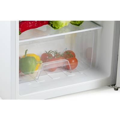 Un réfrigérateur ouvert montre des poivrons, des tomates et de la salade dans le bac inférieur.